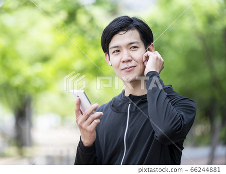 一名男子操作藍牙耳機 66244881