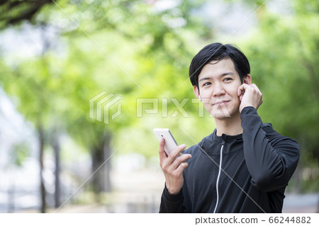 一名男子操作藍牙耳機 66244882