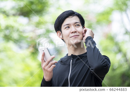 一名男子操作藍牙耳機 66244883