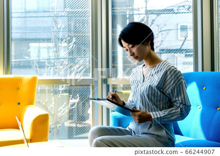 Business woman answering the questionnaire in the office 66244907