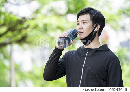 一個轉移面具和喝酒的男人 一個轉移面具和喝酒的男人 66245046