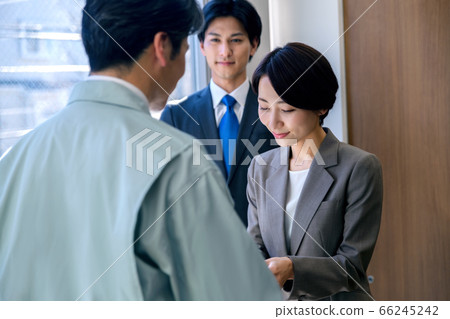 一套西裝,交換名片在業務的女商人 一套西裝,交換名片在業務的女商人 66245242
