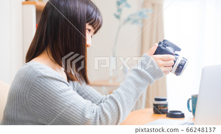 女人看著相機複製空間16：9 66248137