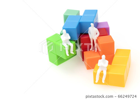 Puzzle block and three businessmen dolls 66249724