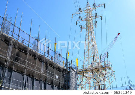 在施工現場吊裝高壓電線 在施工現場吊裝高壓電線 66251349