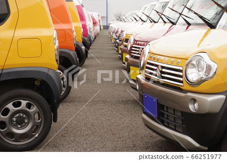 汽車圖片經銷商排成一列的汽車微型汽車 汽車圖片經銷商排成一列的汽車微型汽車 66251977