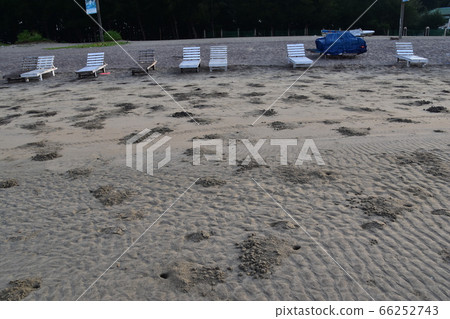 Cox's Bazar Beach, which is said to be the longest beach in Bangladesh. Natural sand beach and deck chairs installed. 66252743