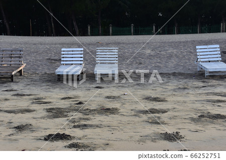 Cox's Bazar Beach, which is said to be the longest beach in Bangladesh. Natural sand beach and deck chairs installed. 66252751
