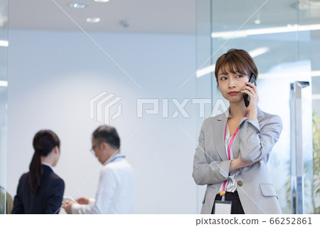 在會議期間與智能手機聯繫的女僱員 在會議期間與智能手機聯繫的女僱員 66252861