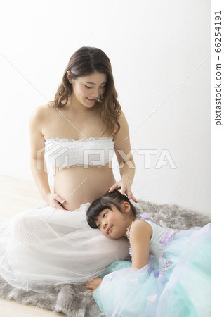 孕婦和穿裙子的女孩的畫像 孕婦和穿裙子的女孩的畫像 66254191
