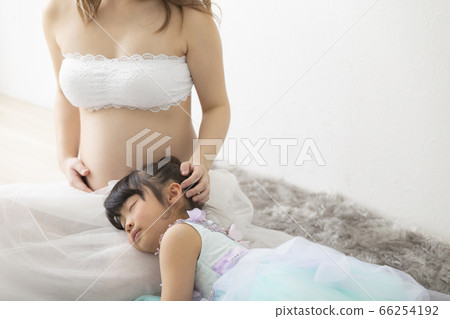 孕婦和穿裙子的女孩的畫像 孕婦和穿裙子的女孩的畫像 66254192
