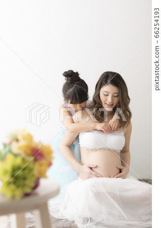 孕婦和穿裙子的女孩的畫像 孕婦和穿裙子的女孩的畫像 66254193