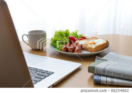 早盤早餐圖片咖啡手提電腦英文報紙 66254662