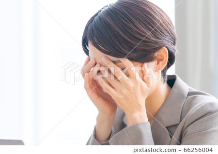 捂著臉的女商人 66256004