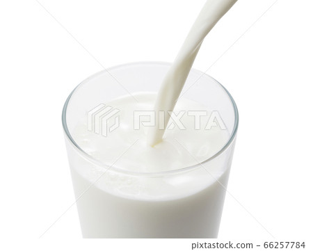 把牛奶倒進一杯 把牛奶倒進一杯 66257784