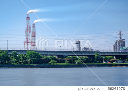 風吹的沿海綜合體的煙囪煙 風吹的沿海綜合體的煙囪煙 66261978