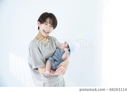 Mom and baby 66263114