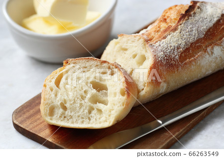 切法式麵包和黃油 66263549