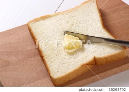 在麵包上塗黃油 66263702