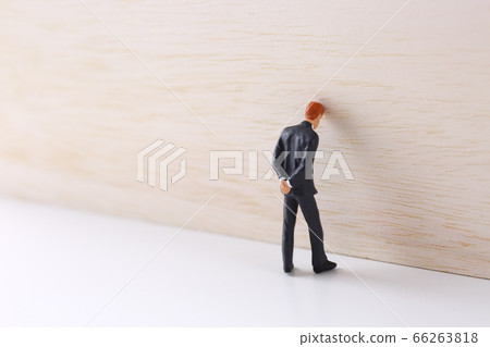 Businessman facing the wall 66263818
