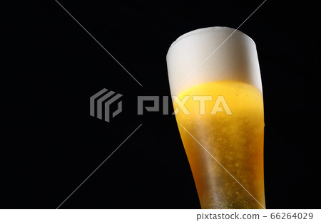 生啤酒，黑色背景 66264029