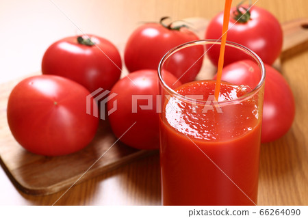 Pour tomato juice Pour tomato juice 66264090