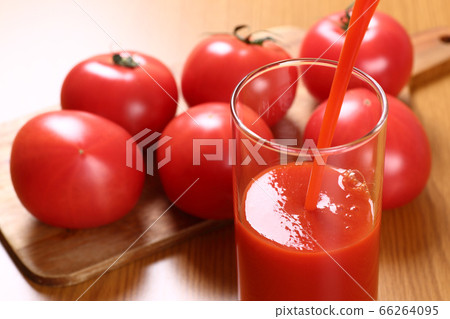 Pour tomato juice Pour tomato juice 66264095