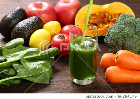 Pour vegetable juice Pour vegetable juice 66264179