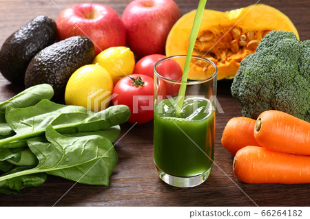 Pour vegetable juice Pour vegetable juice 66264182