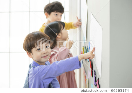 Lifestyle,boy,girl,kindergarten 66265174