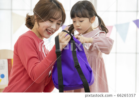 Lifestyle,woman,kindergarten 66265357