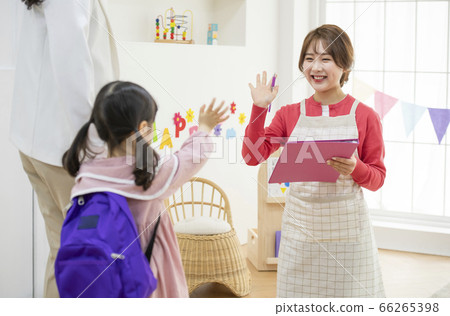 Lifestyle,woman,kindergarten 66265398