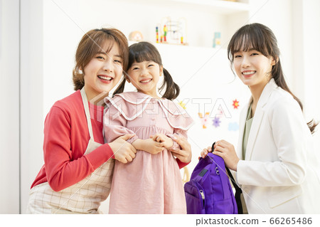 Lifestyle,woman,kindergarten 66265486