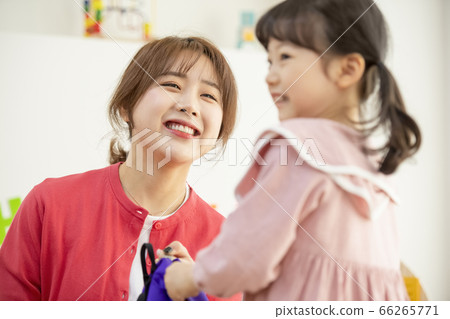 Lifestyle,woman,kindergarten 66265771