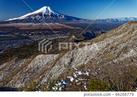 View of Mt. Fuji and Oshino from the scenic ridge 66266779