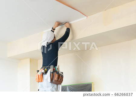 Craftsman who does interior work 66266837