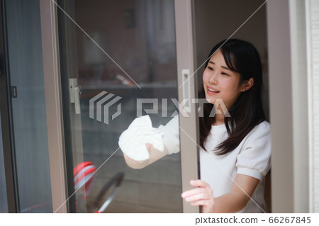擦窗戶的女人 66267845