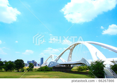 豐田大橋大橋在新鮮的綠色矢over河上的風景 66267866