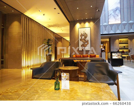 中國上海一家酒店的大堂酒廊,採用華麗的金色內飾 中國上海一家酒店的大堂酒廊,採用華麗的金色內飾 66268438