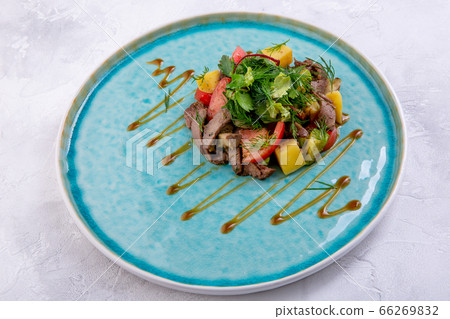 Salad with beef and grilled vegetables. Marble shovel prepared in its own juice, zucchini, fried 66269832