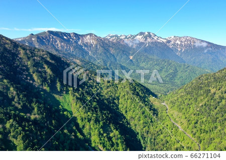 In the direction of Norikura from Anbo Pass in early summer 66271104