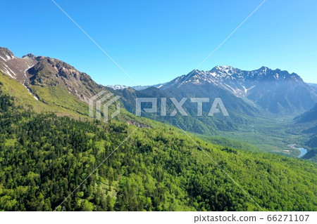 Hotaka Mountain Range and Yakedake in early summer 66271107