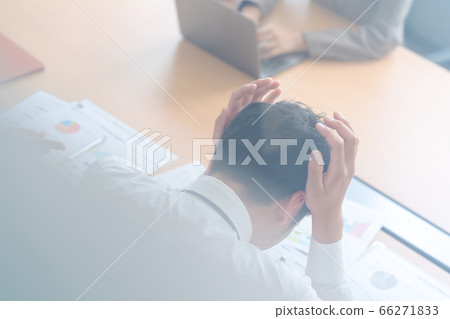抱著頭的業務人 66271833