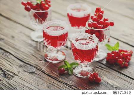 Red currant liquor with sugar and mint 66271859