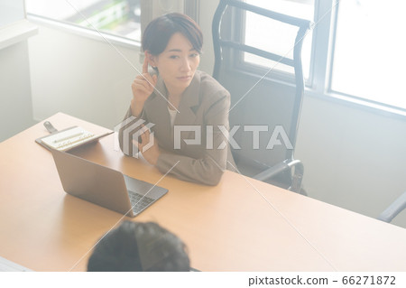 觸摸耳朵的女商人 66271872