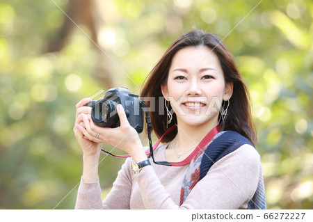 一個女人拍一張照片 66272227