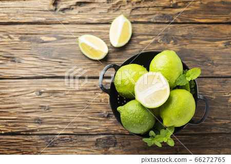 Fresh green limes 66272765