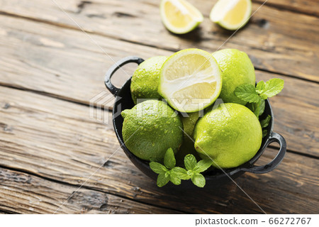 Fresh green limes 66272767