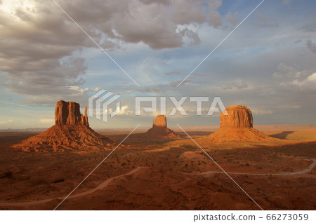 紀念碑山谷的壯麗景色,在日落時散發出奇妙的色彩 紀念碑山谷的壯麗景色,在日落時散發出奇妙的色彩 66273059