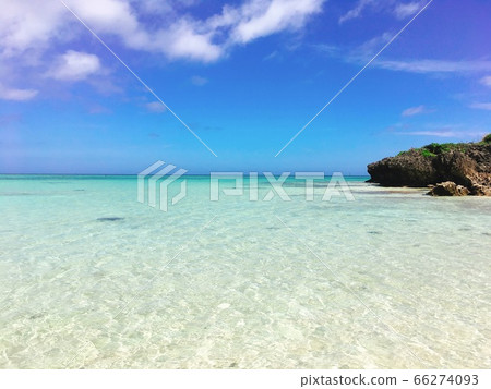 [South Island] White sand, transparent sea, and blue sky 66274093